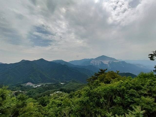あしがくぼ山の花道駐車場から日向山(埼玉)へプチ登山_15